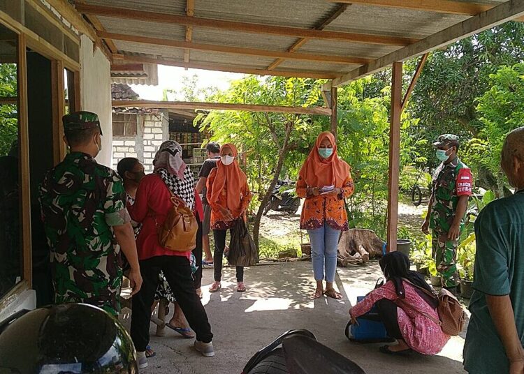 Door To Door, Babinsa Koramil kembangbahu Dampingi Tim Vaksinasi Lansia di Desa Binaan