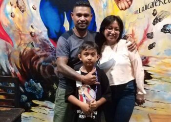 Sejarah pertama kali Alexander Bajawa menjadi petinju pertama kali menjadi petinju kelas berat Indonesia