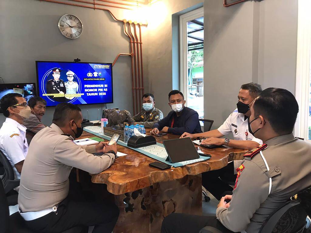 Pengendara Skuter Listrik Simpang Lima Gumul akan ditindak oleh Kepolisian jika beroperasi di area Jalan Raya