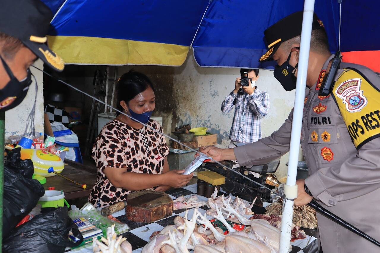 Jelang Bulan Ramadhan Kapolrestabes Surabaya Cek Langsung Stok Minyak Goreng di Pasar