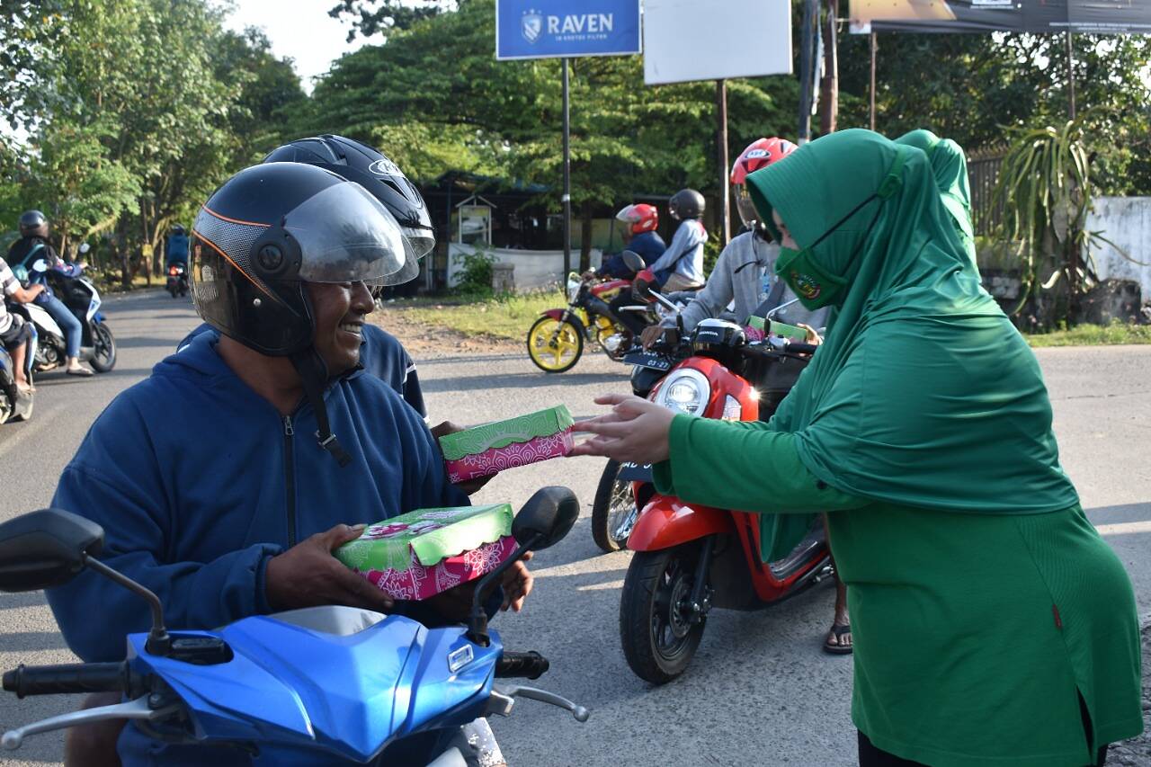 Berbagi Dibulan Suci, Persit Kodim Sragen Dan Persit Yonif 408/SBH Kompak bagikan Takjil