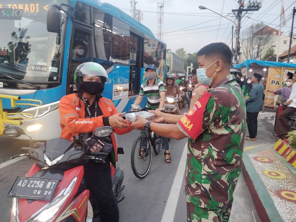Babinsa dan Anggota Pramuka Sakawira kartika Bagi Takjil Kepada Warga