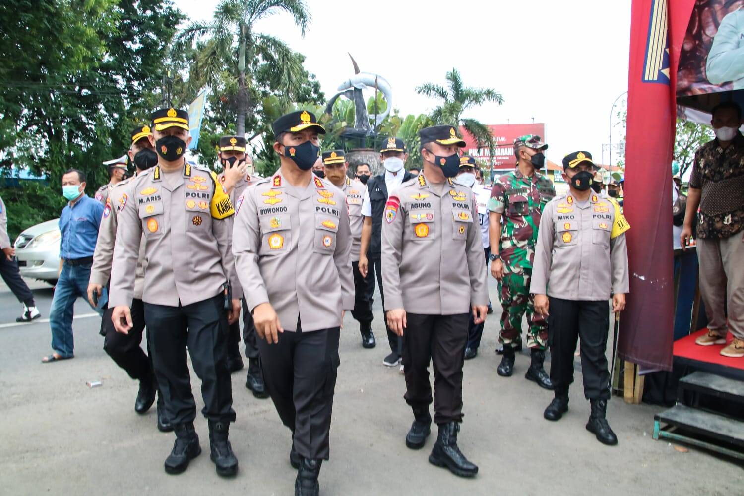Irwasum Polri bersama Kakor Bimas Polri Tinjau Pelaksanaan dan Pengamanan Pos Pelayanan Arus Mudik Lebaran di Kabupaten Lamongan