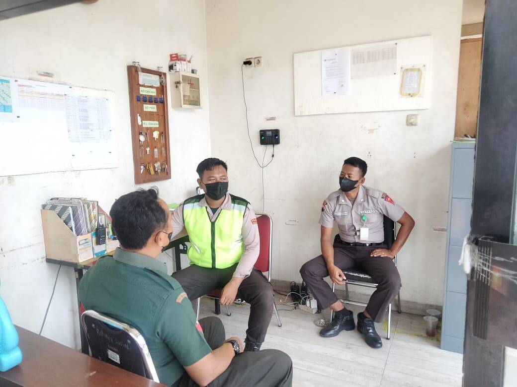Komsos Babinsa Krikilan Beri Pesan Keamanan Kepada Satpam PT Trust Agar Selalu Awas dan Waspada