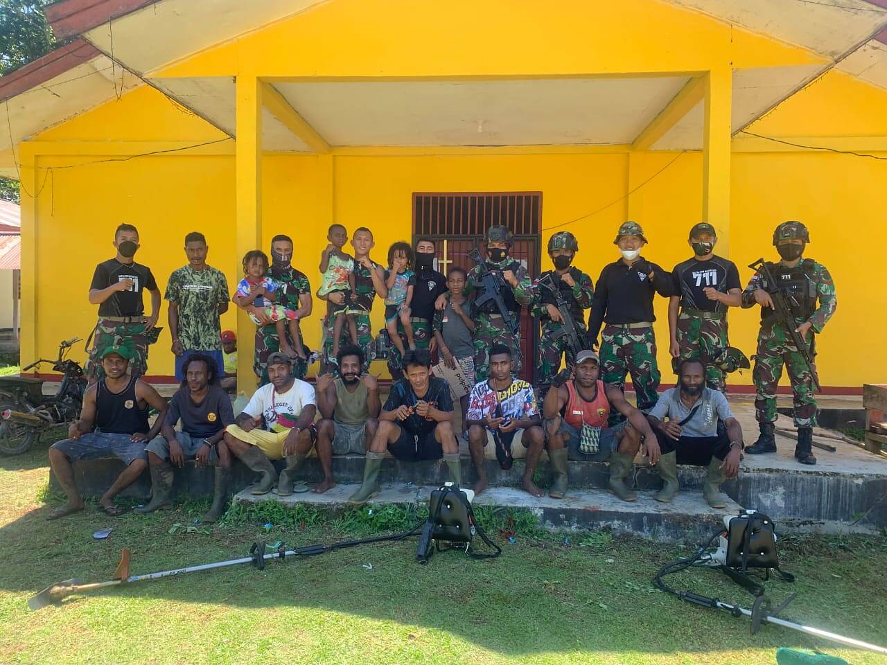 Satgas Pamtas Yonif 711/Rks Bersama Warga Bersihkan Tempat Ibadah