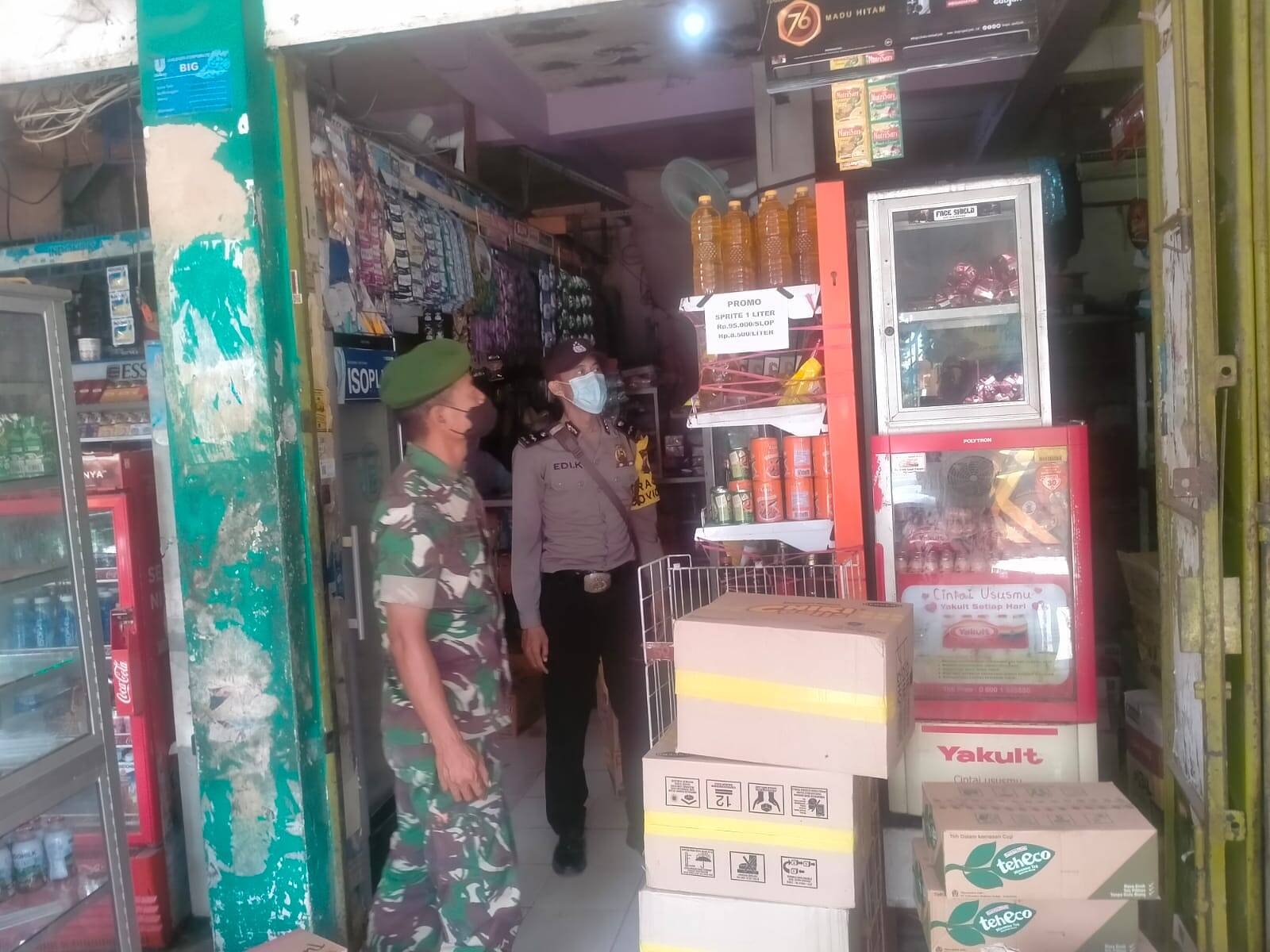 Babinsa di Lamongan Komsos, Awasi Harga Minyak Goreng