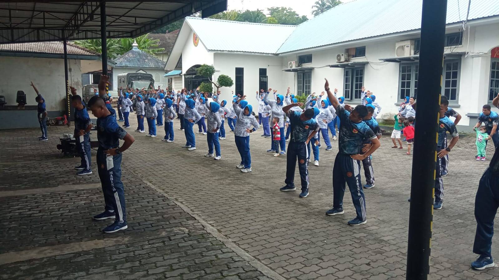 Prajurit Yonmarhanlan IV dan Jalasenastri Korcab Pasmar 1 Olahraga Bersama