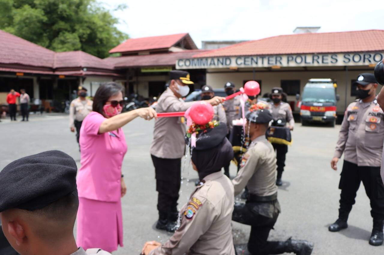 Tradisi Pembaretan Bintara Remaja Angkatan 46 Polres Sorong Kota