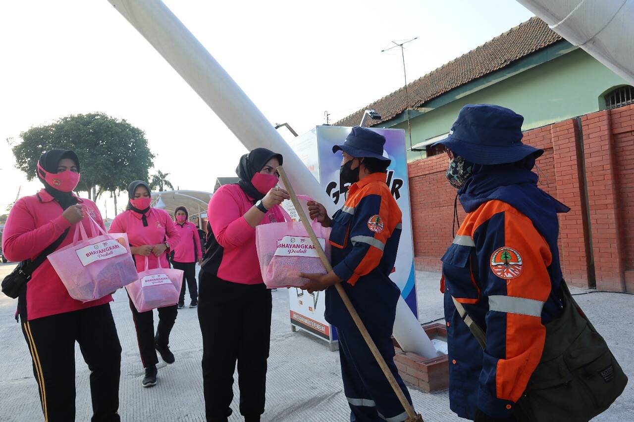 Peringati HKGB ke-70 Bhayangkari Gelar Baksos kepada Penyapu DLH