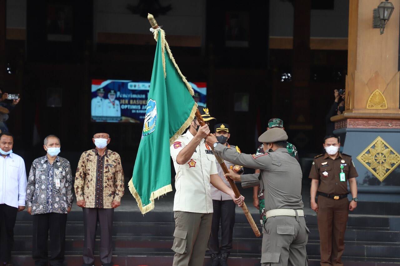 Mas Bupati Pimpin Upacara dan Serah Terima Pataka Jer Basuki Mawa Beya