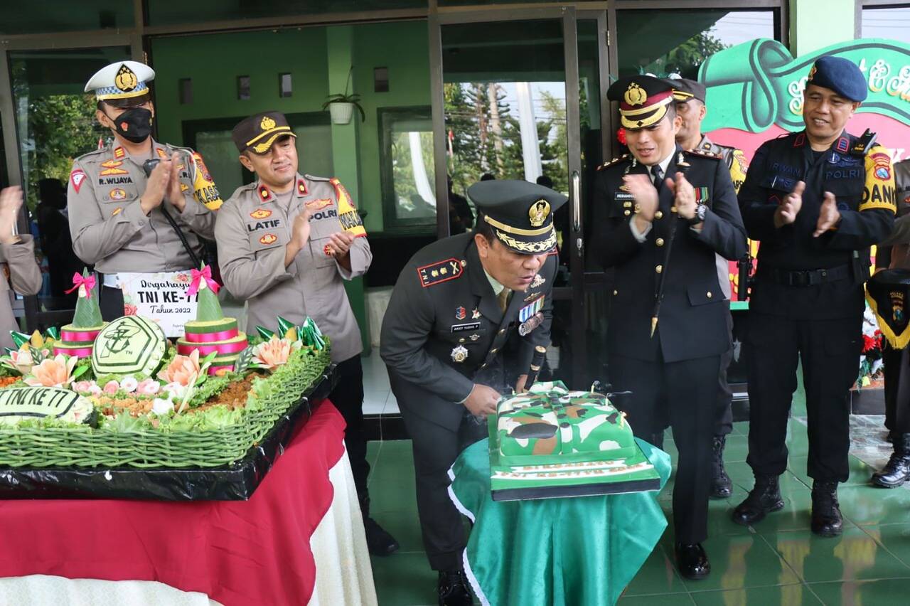 Kapolres Bojonegoro Mendadak Beri Kado ke Dandim 0813 di HUT ke-77 TNI
