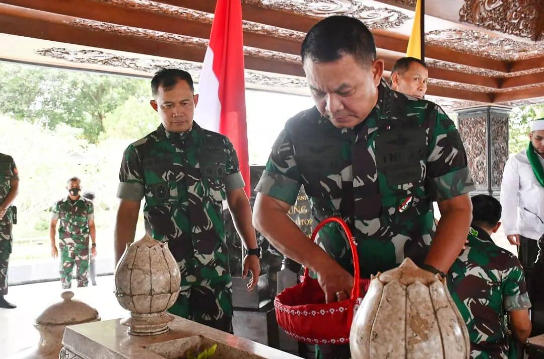 Danrem Dampingi KASAD Ziarah di Makam Bung Karno