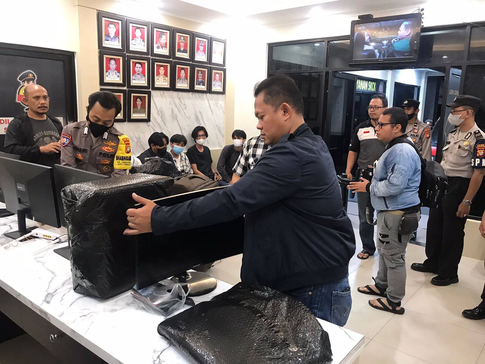 Polisi di Cengkareng Gerebek Sebuah Cafe Diduga Jadi Tempat Judi Online