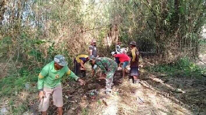 Babinsa Koramil 0812/04 Tikung Karya Bakti Memperbaiki Saluran Air Bersama Warga