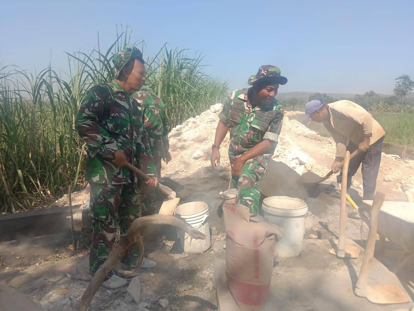 Babinsa Bersama Masyarakat Pangkatrejo Bangun Saluran Irigasi