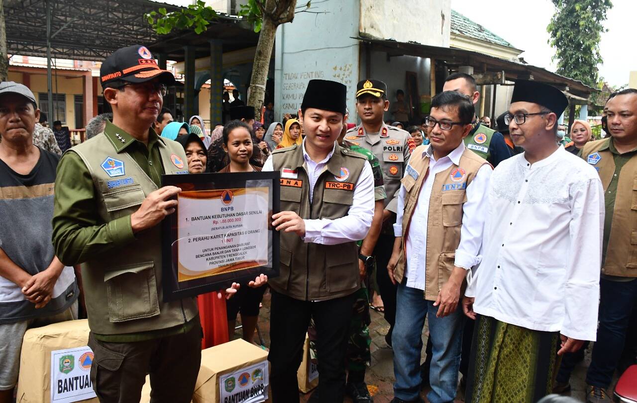 Danrem Kolonel Deni Rejeki Dampingi Kepala BNPB Tinjau Dampak Banjir Di Trenggalek