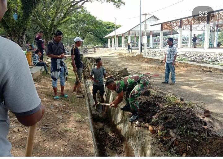 Babinsa Posramil Karanganyar Bersama Warga Bersihkan Parit