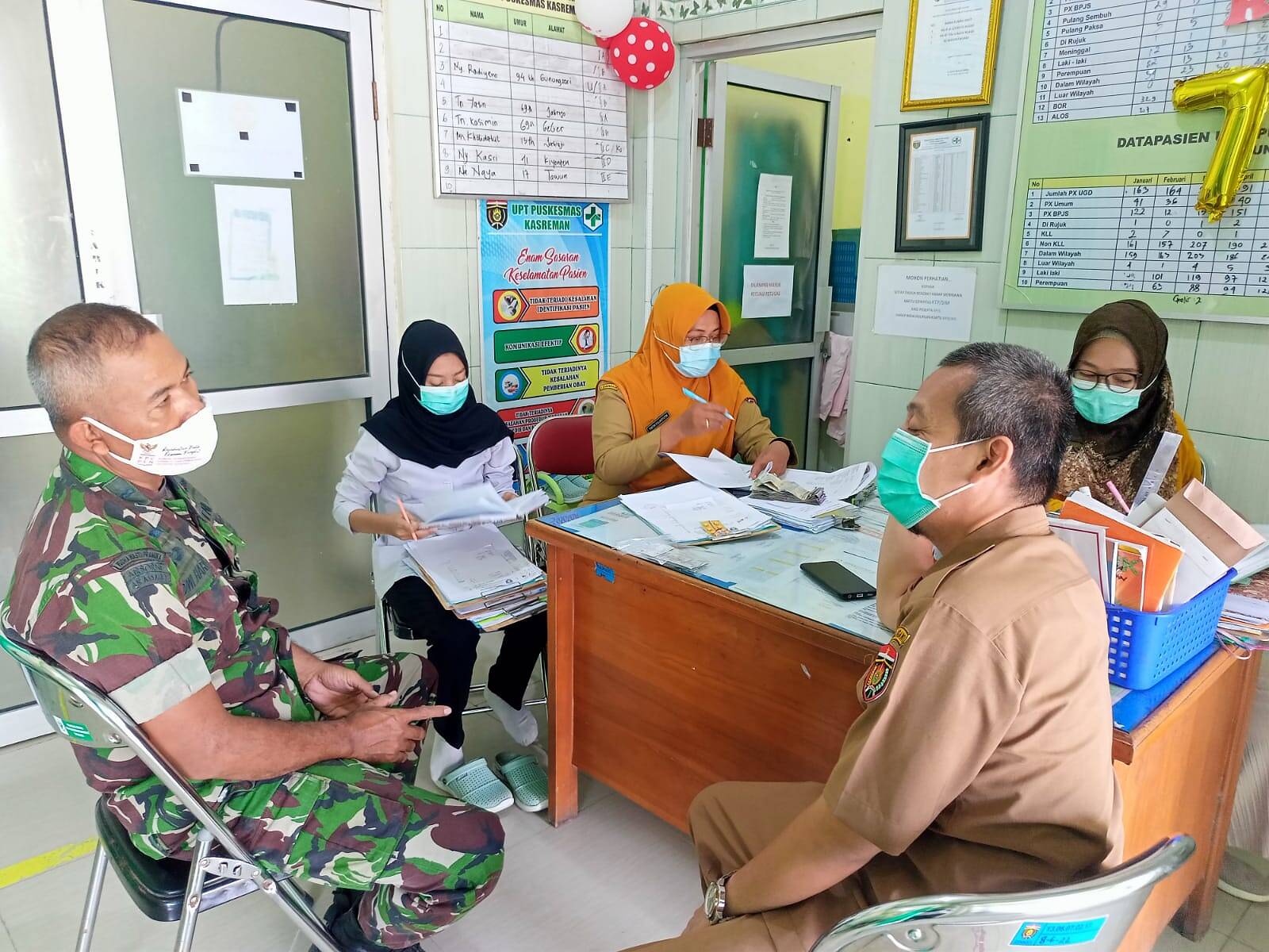 Babinsa Posramil Kasreman Komsos Dengan Perangkat Desa