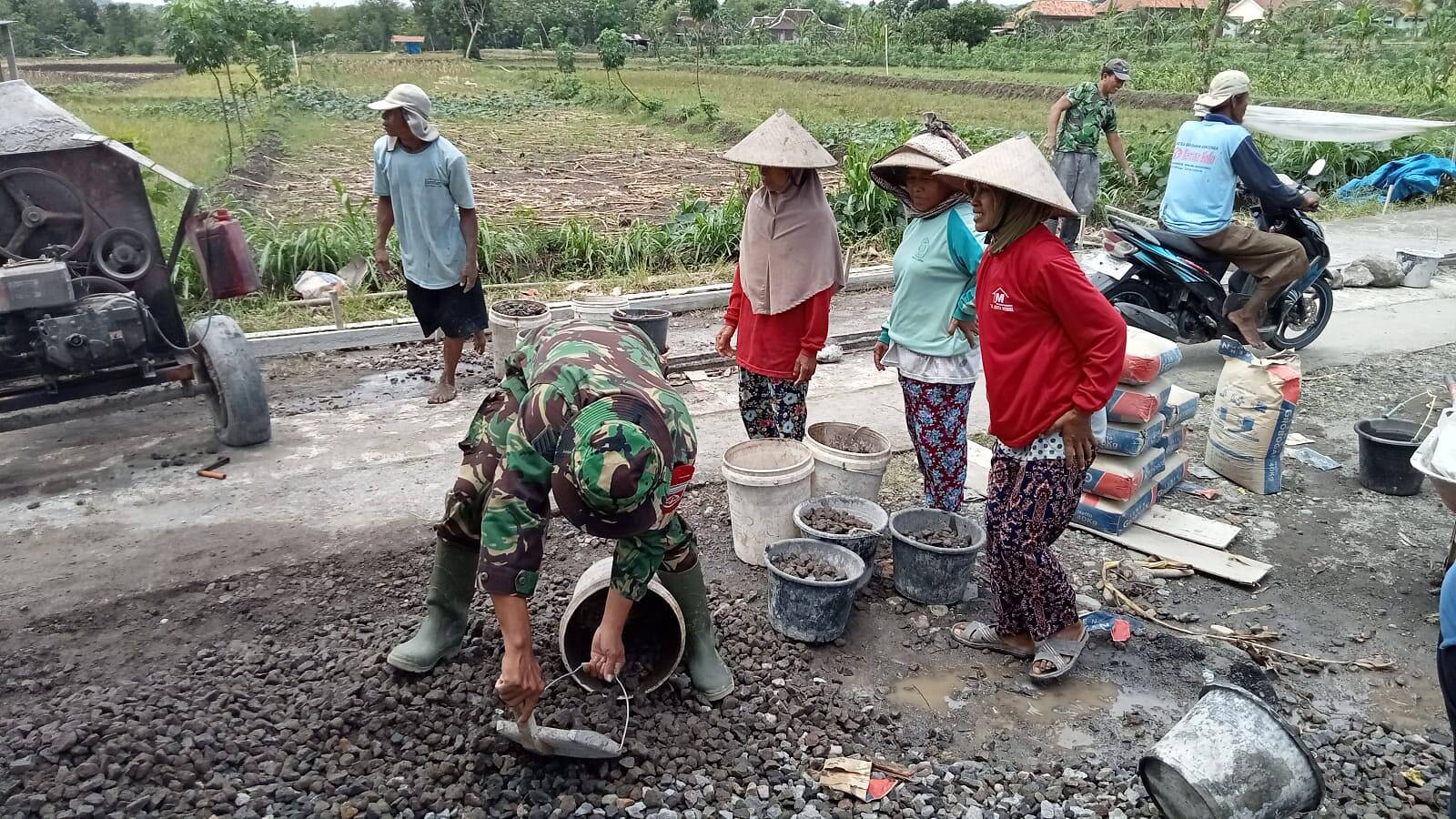 Permudah Hasil Pertanian, Babinsa Bantu Warga Rabat Jalan Pertanian