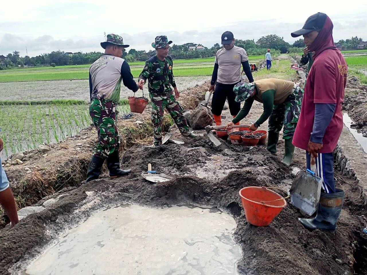 Semangat Satgas TMMD Sengkuyung Kodim 0726/Sukoharjo Memotivasi Warga