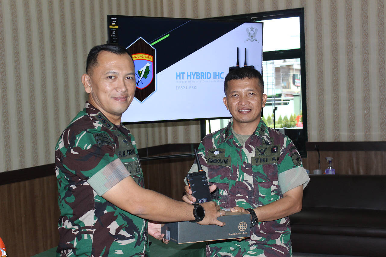 Kodim 1016 Palangka Raya Terima Alkom HT Hybrid EP 821 PRO dari Mabes TNI AD