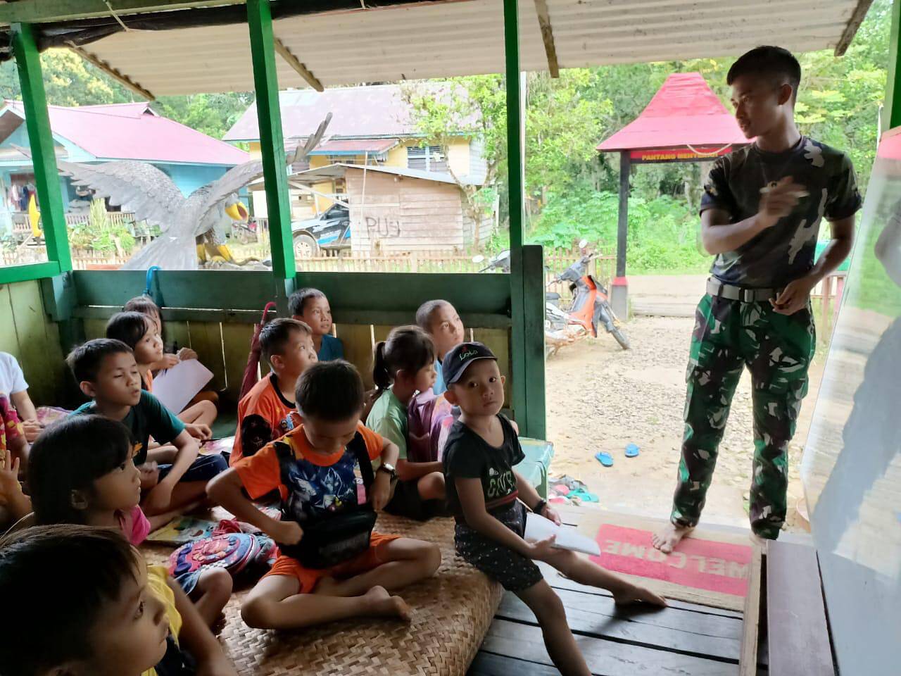 Tingkatkan SDM Anak-Anak Di Perbatasan, Satgas Pamtas Yonarmed 19/105 Trk Bogani Gelar Bimbel Gratis