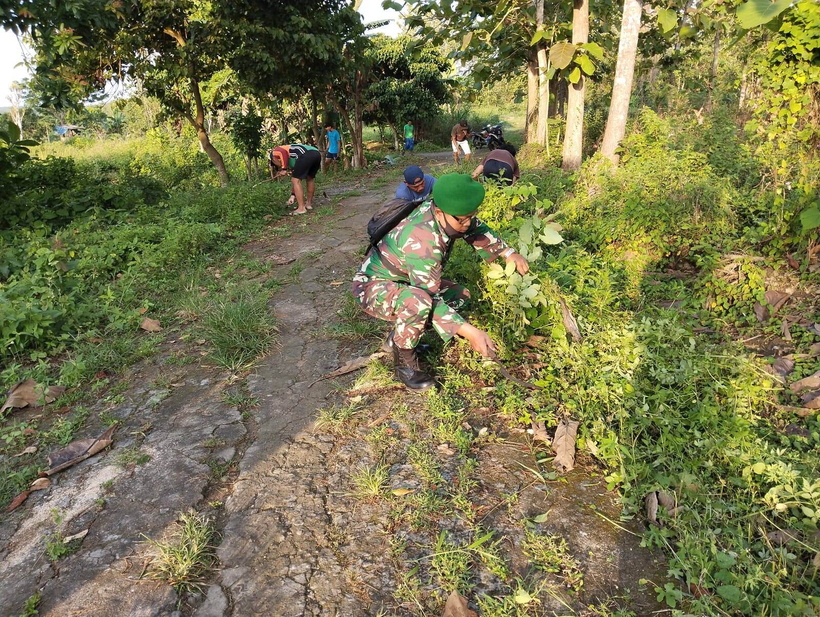 Babinsa Koramil 0812/23 Solokuro Berbaur dengan Warga Laksanakan Kerja Bakti