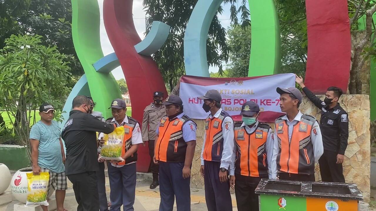 Jelang HUT Humas Polri ke-71, Si Humas Polres Bojonegoro Gelar Baksos