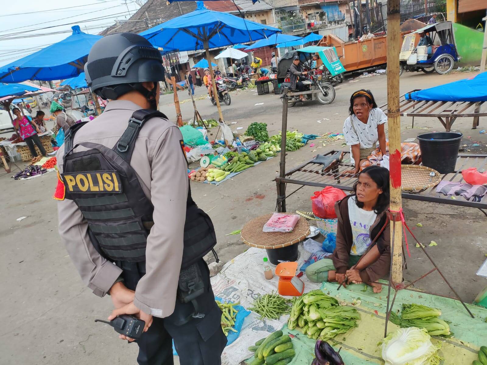 Patroli Dialogis, Anggota Sat Samapta Polrestabes Medan Dan BKO Samapta Poldasu Minta ini Ke Pelajar Dan Pedagang Tradisional