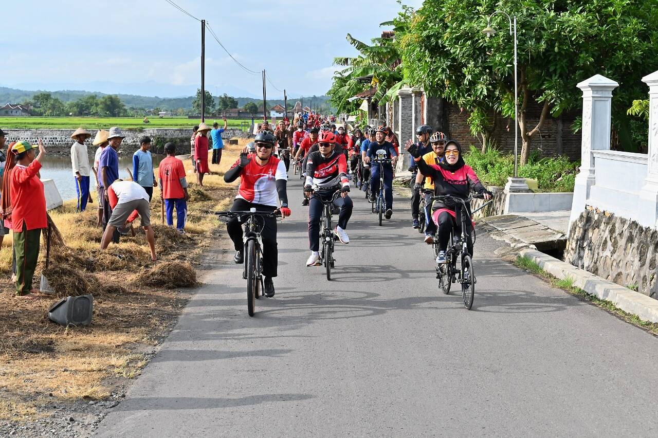 Kampanyekan Hidup Sehat Melalui Gowes, Dandim bersama Bupati dan Forkopimda Sukoharjo Sapa warga di Desa-Desa