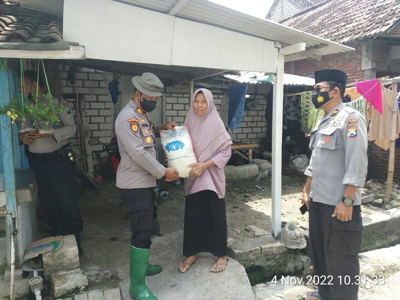 Polsek Widang Salurkan Sembako untuk Warga Kurang Mampu dan Lansia