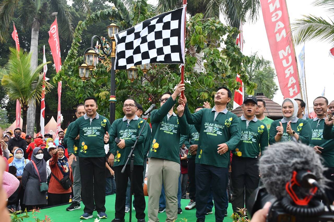 Danrem 081/DSJ Ikuti Jalan Sehat Meriahkan Hari Jadi Pemprov Jatim ke-77 di Madiun