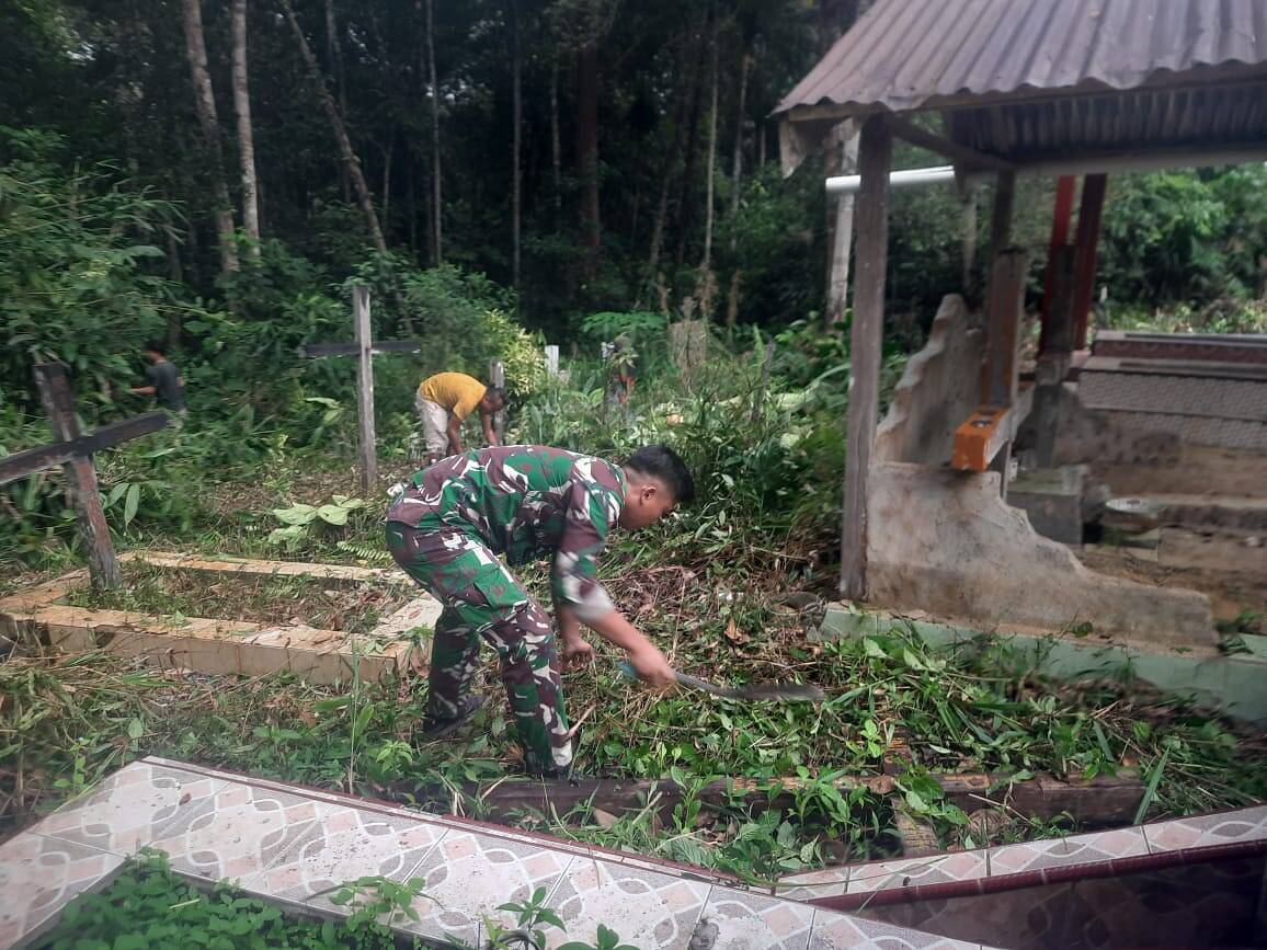Satgas Pamtas Yonif 645/GTY Ajak Warga Perbatasan Karya Bakti Pembersihan Pemakaman Umum