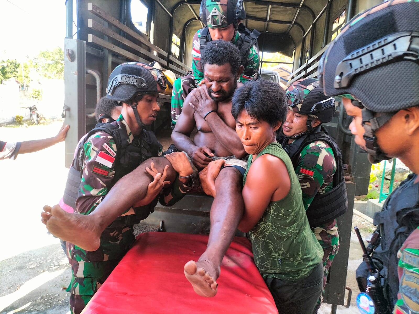 Aksi Cepat Tanggap Prajurit Bima Sakti Bantu Evakuasi Korban Kecalakaan