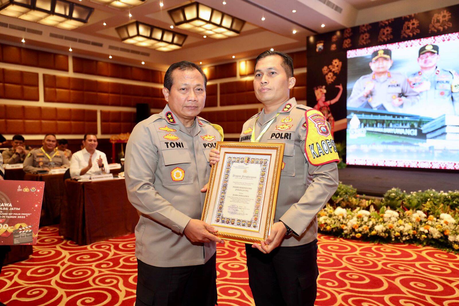 Polres Bojonegoro Terima Penghargaan dan Tropy, Lomba Video HUT Humas POLRI ke-71
