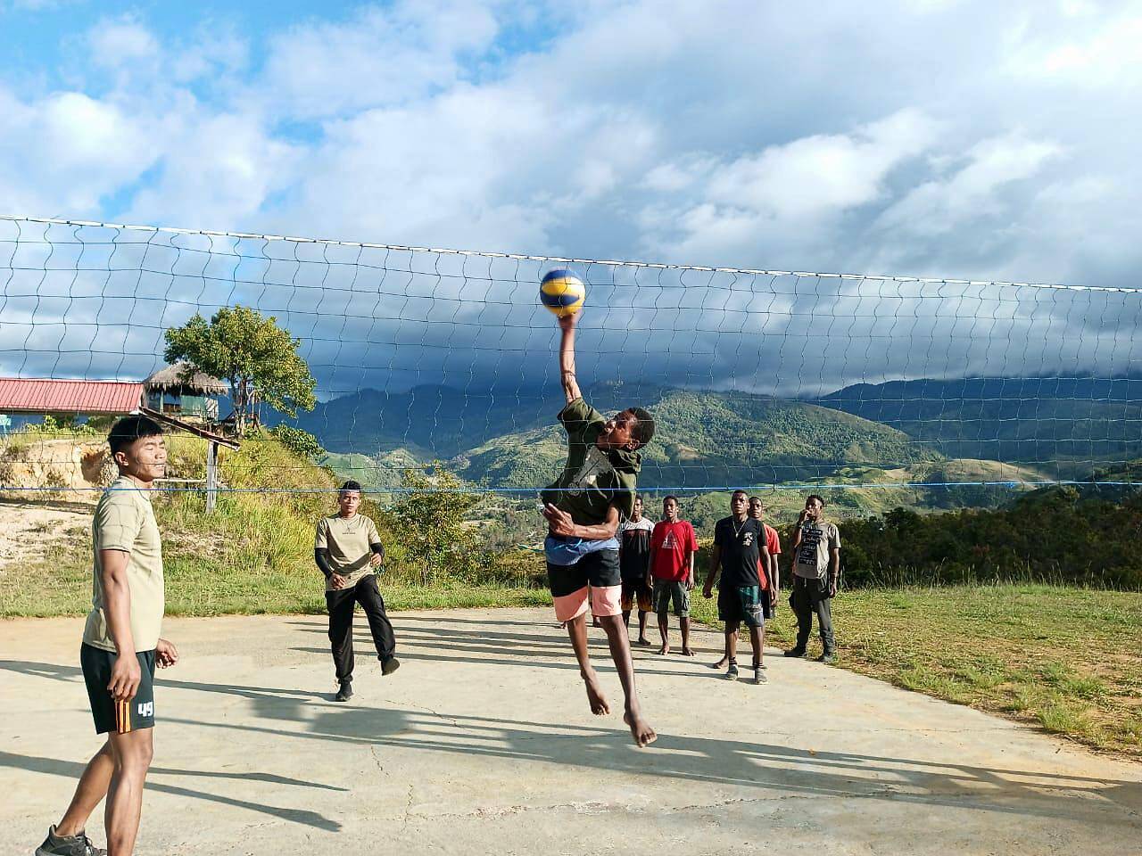 Wa..wa..wa, Prajurit Kostrad Ajari Melompat Setinggi langit!