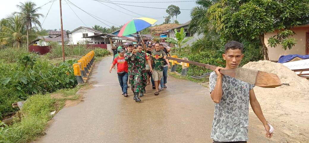 Wujud Peduli dan Empati, Satgas Pamtas Yonif 645/Gty Bantu Proses Pemakaman Kepala Adat