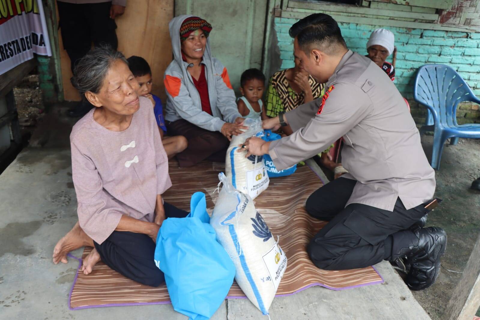 Kapolresta Deli Serdang Bersama Waka Polresta Deli Serdang Berikan Bantuan Sosial Untuk Warga Kurang Mampu, Peduli Masyarakat