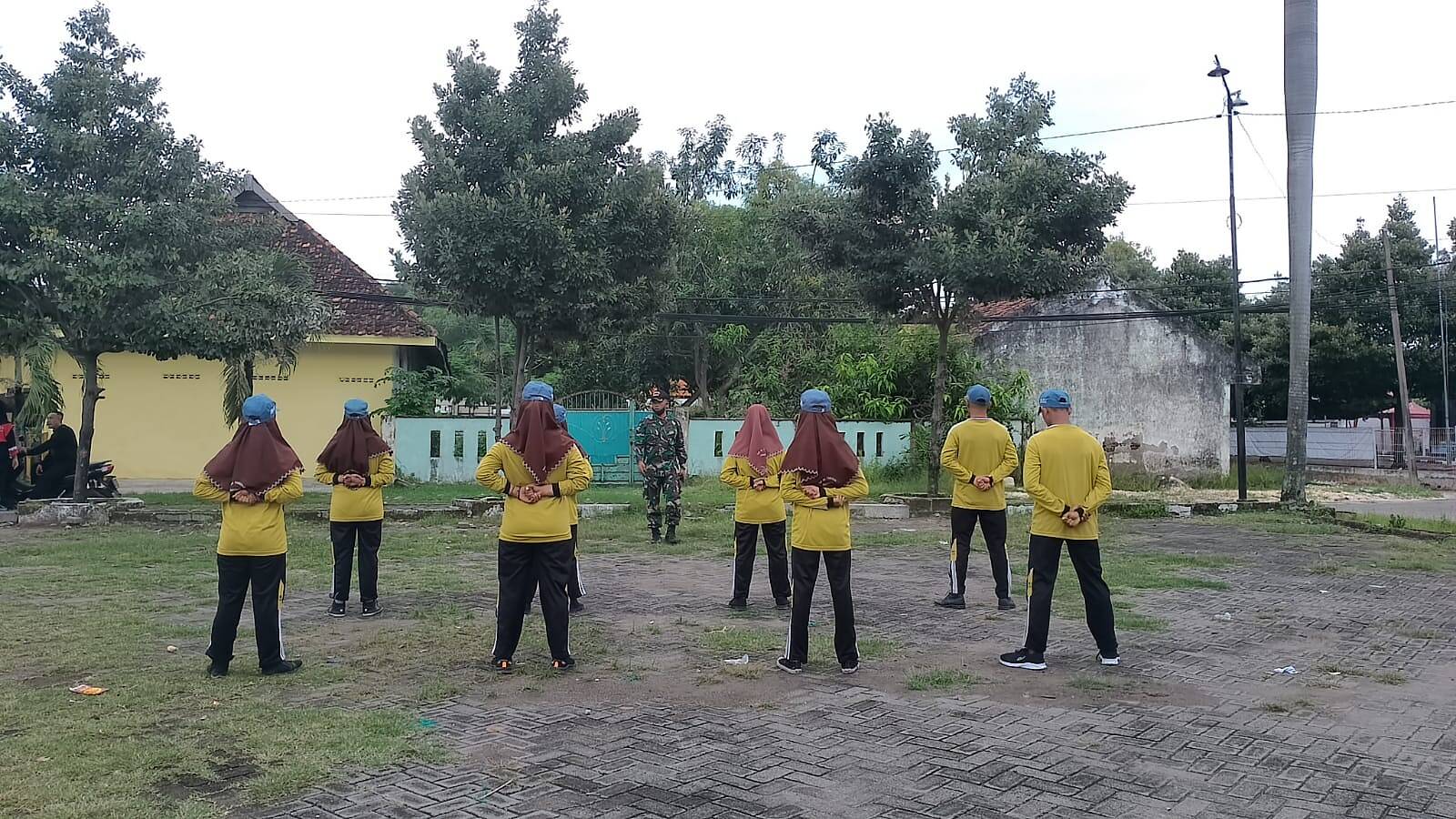 Babinsa Koramil 0812/14 Sukodadi Latih PBB Siswa SMK NU 1 Sukodadi
