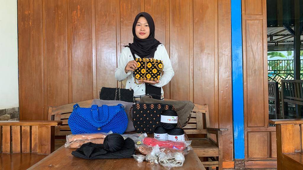 Banjir Pesanan, Penyandang Disabilitas di Bojonegoro Ini Tekun Bikin Tas Rajut 