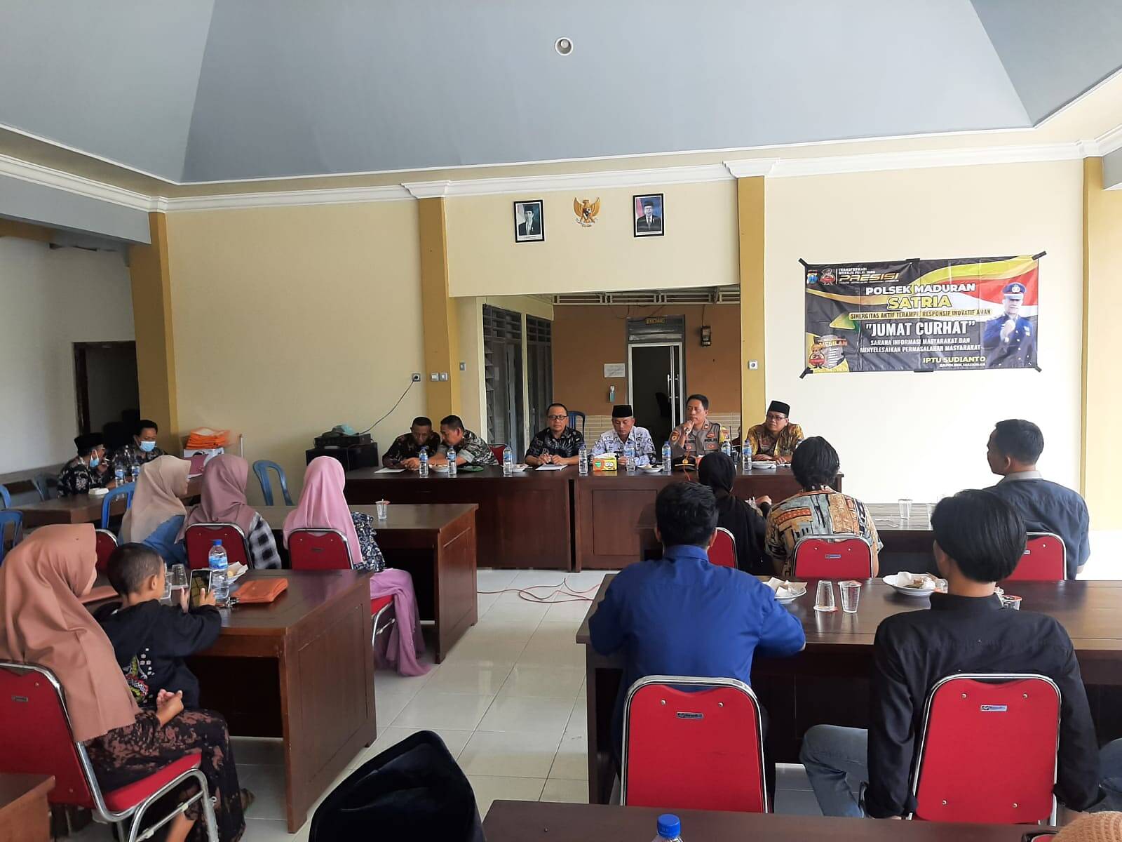 Polsek Maduran Polres Lamongan Cangkrukan Kamtibmas Jumat Curhat di Desa Blumbang