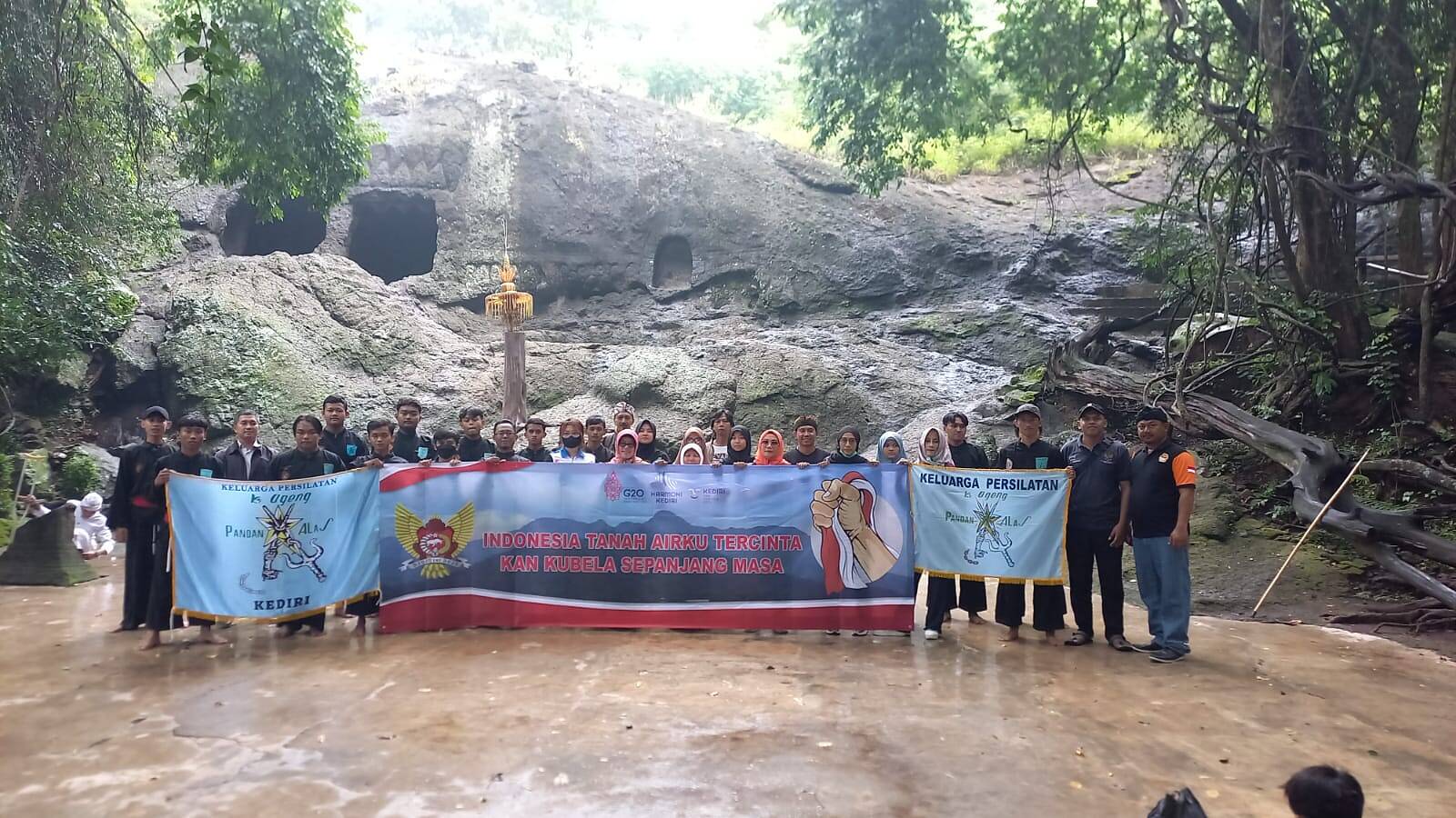 Doa Bersama dan Bersih Obyek Wisata di Goa Silomangleng