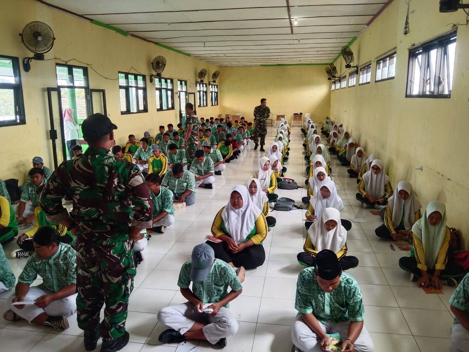 Babinsa Koramil 0812/11 Kedungpring Latih PBB dan Beri Wasbang Siswa