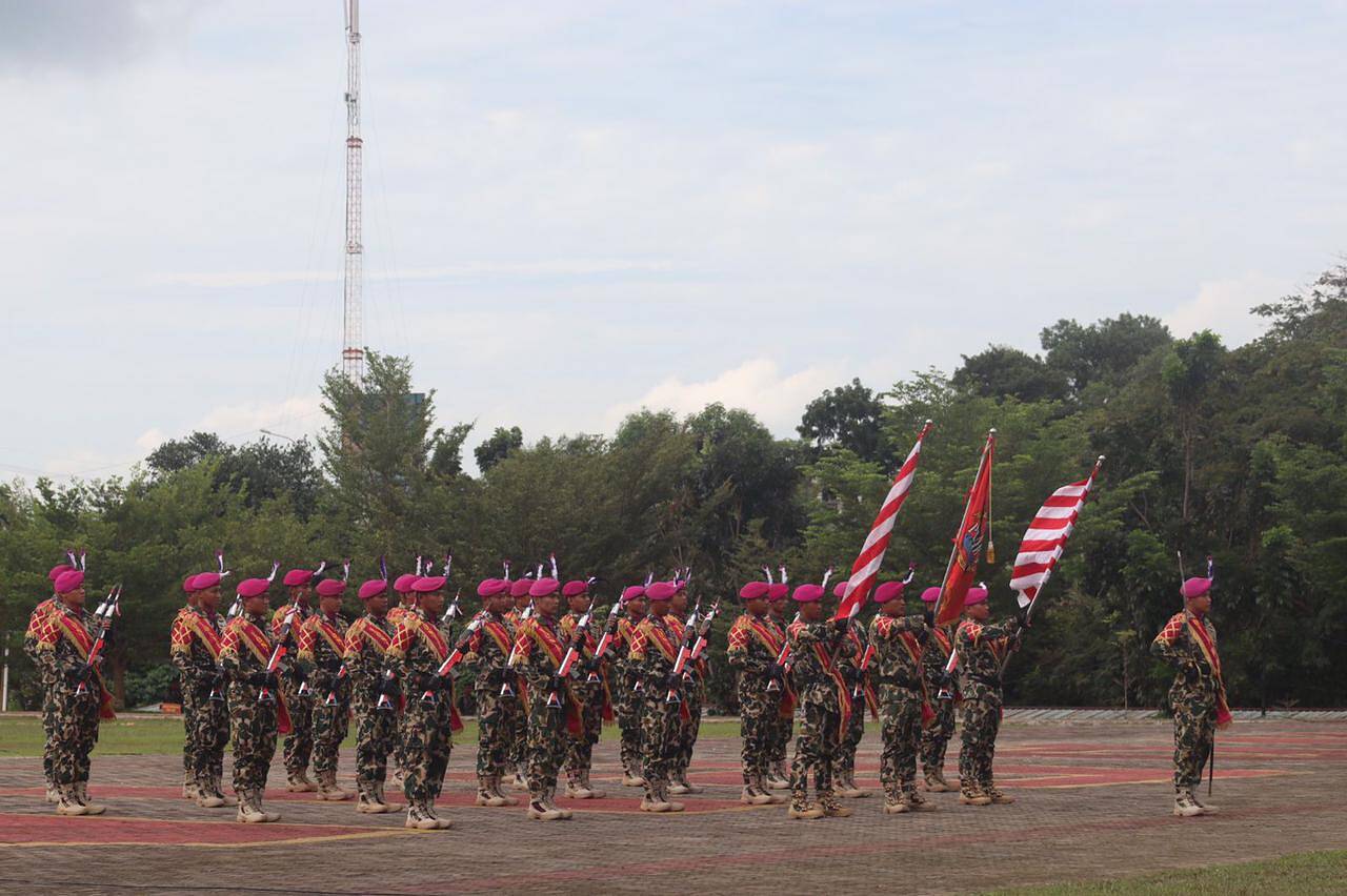 Prajurit Yonif 10 Marinir/SBY Kagetkan Undangan Sertijab dengan Dentum Ledakan Demonstrasi Serbuan Kilat
