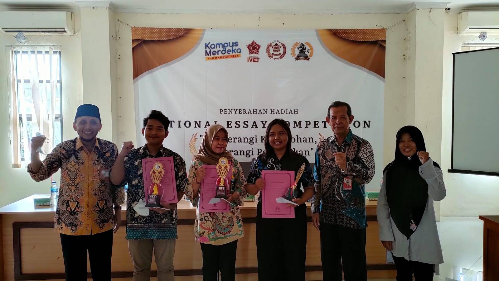 BEM Universitas Ivet Semarang Serahkan Hadiah Pemenang Kompetisi Esai Nasional