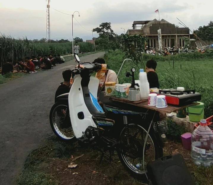 Cafe ‘Nyentrik’ Tepi Sawah Ramai Ditongkrongi Kaum Milenial