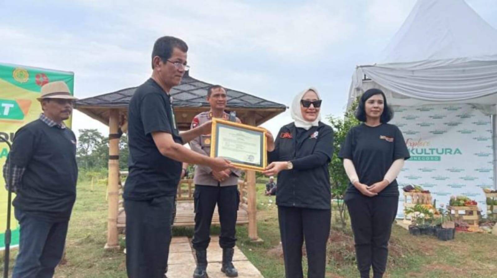 Durian Lokal Bojonegoro Terima Sertifikat Resmi dari Kementerian Pertanian RI