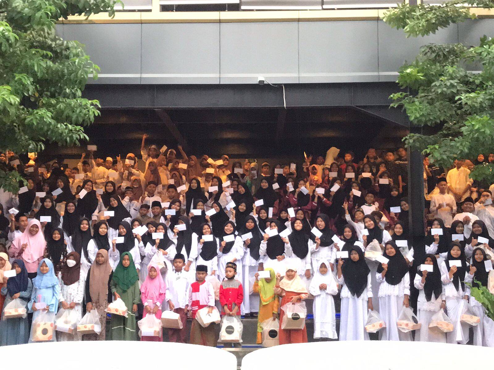 Peringati Isra Mi’raj dan Milad Komisaris PT Media Kabar Satu di Onnea, Undang Ratusan Yatim