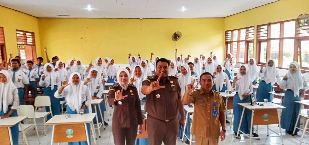 Jaksa Masuk Sekolah, Kejari Lamongan Beri Penyuluhan Hukum di SMA Negeri 1 Bluluk