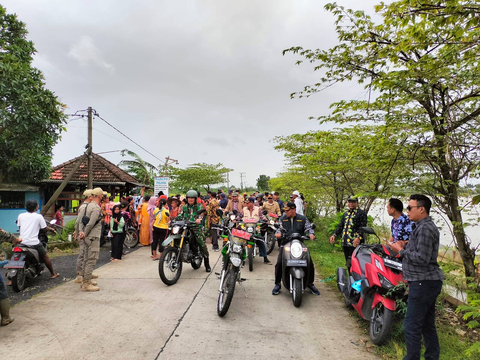 Kapolsek Pimpin Pengamanan Kunjungan Mas Bupati di Wilayah Kecamatan Widang